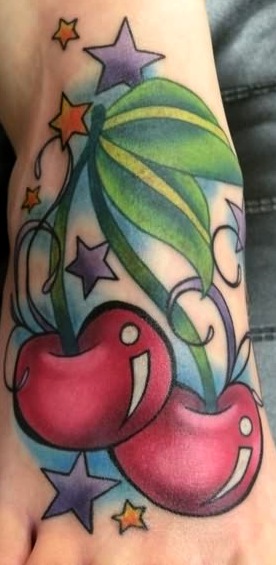 Tattoos de cerezas y estrellas