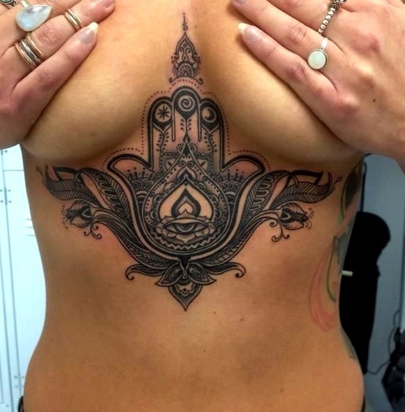 Tattoos debajo del pecho