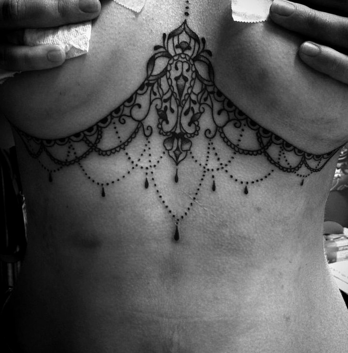 Tattoos debajo del pecho
