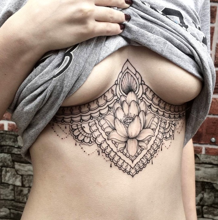 Tattoos debajo del pecho
