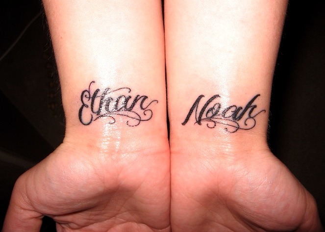 Tatuaje de nombres en la muñeca