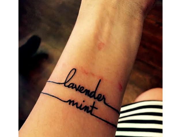 Tatuaje de nombres en la muñeca