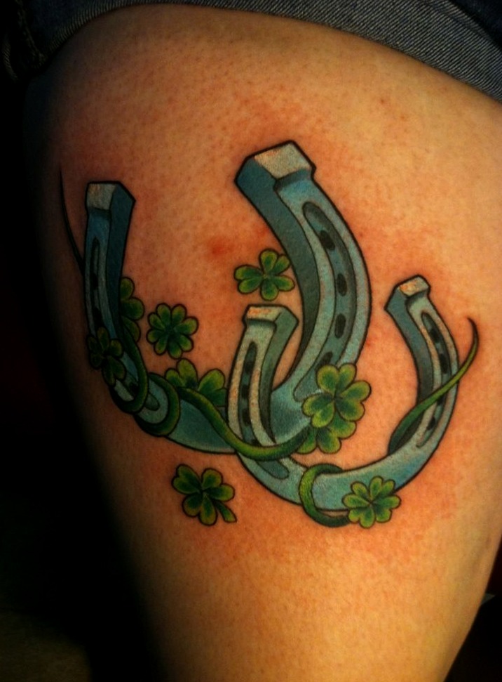 Tatuaje de trébol y herradura