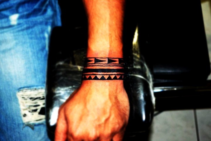 Tatuajes de brazaletes maoríes