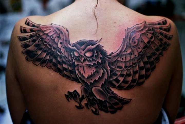Tatuajes de búhos en la espalda