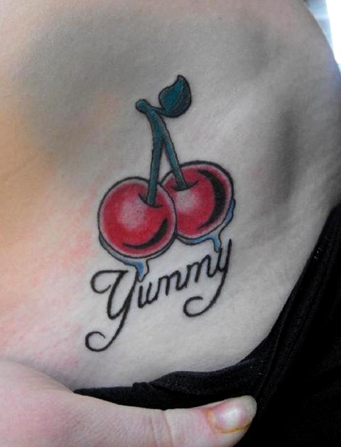 Tatuajes de cerezas con frases o nombres