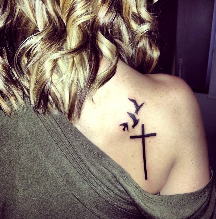 Tatuajes de cruces para mujeres