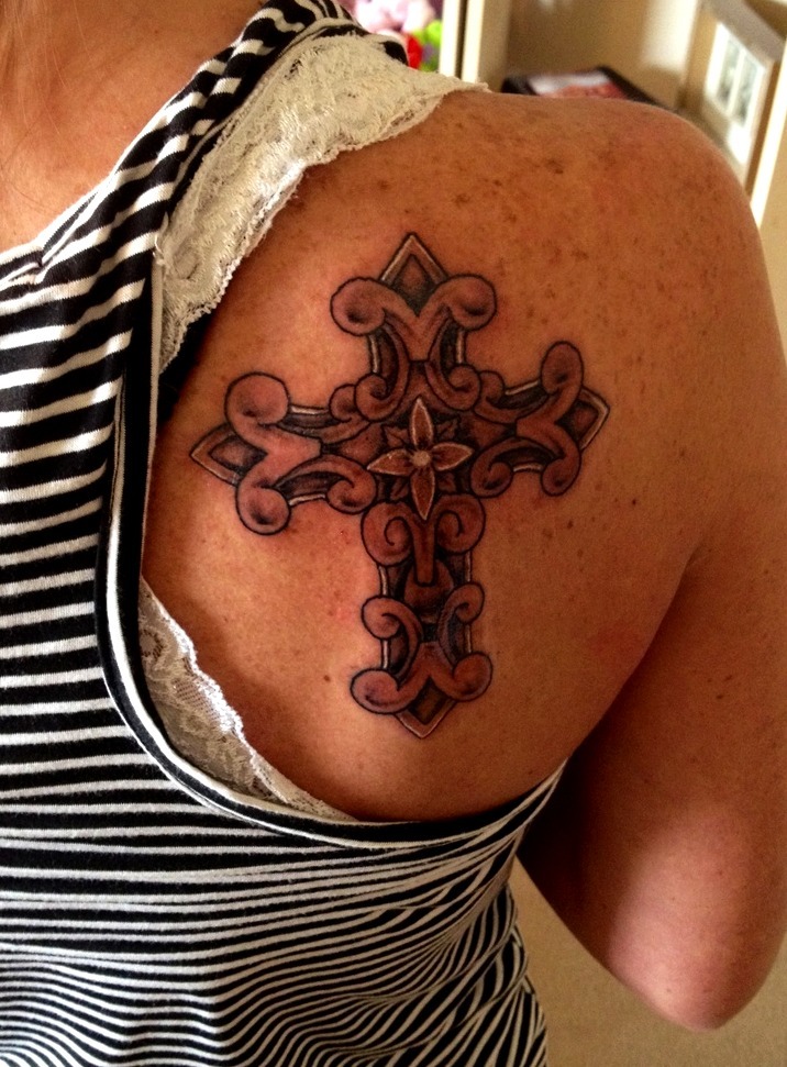 Tatuajes de cruces para mujeres
