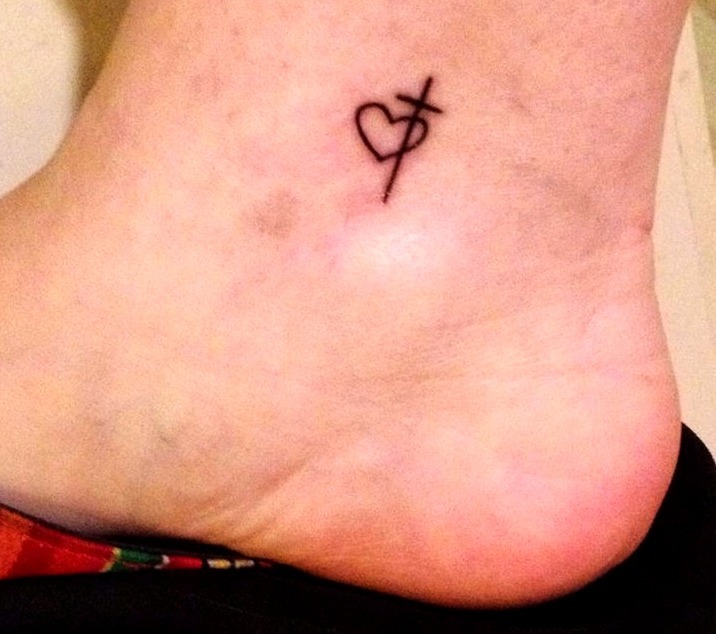 Tatuajes de cruces pequeñas