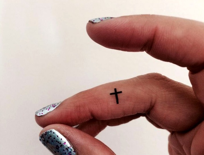 Tatuajes de cruces pequeñas
