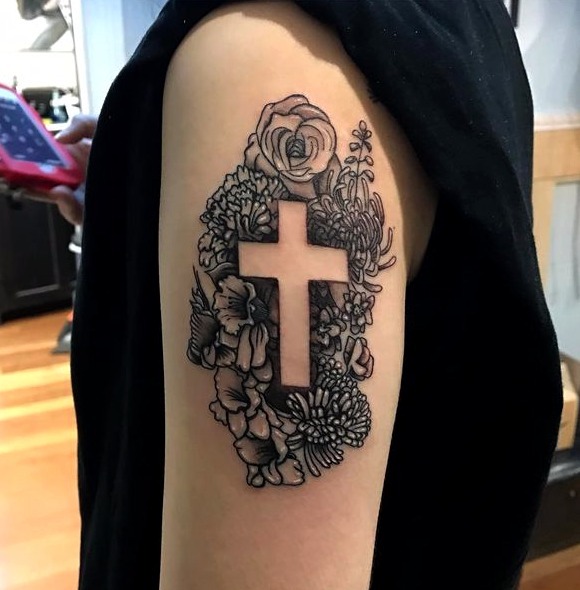 Tatuajes de cruz en el hombro