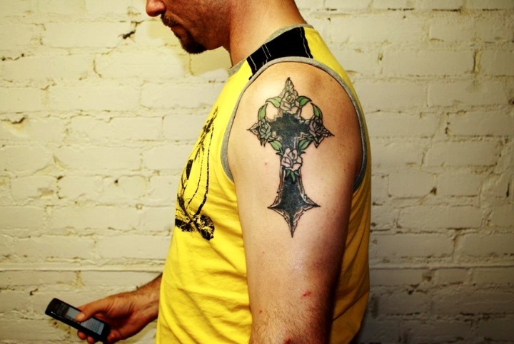 Tatuajes de cruz en el hombro