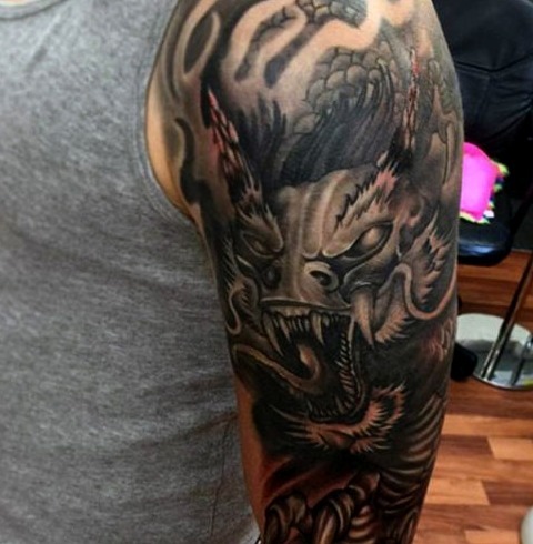 Tatuajes de dragones en el brazo