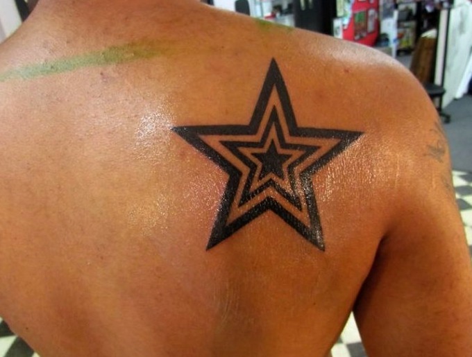 Tatuajes de estrellas en el hombro