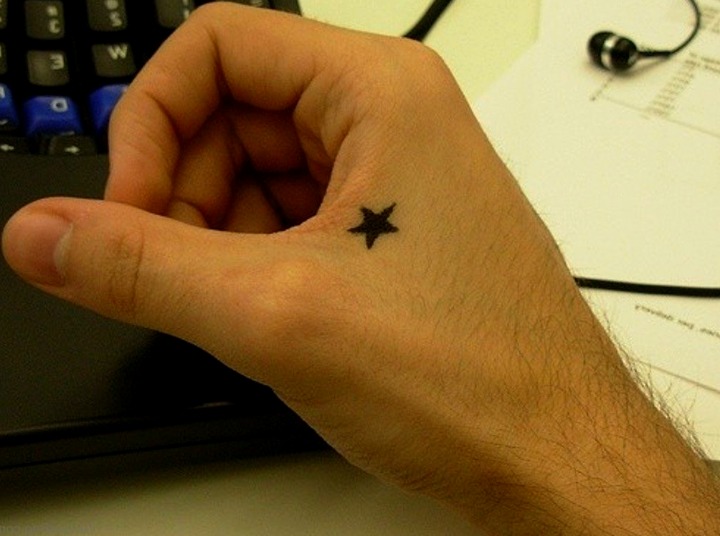 Tatuajes de estrellas en la mano y la muñeca