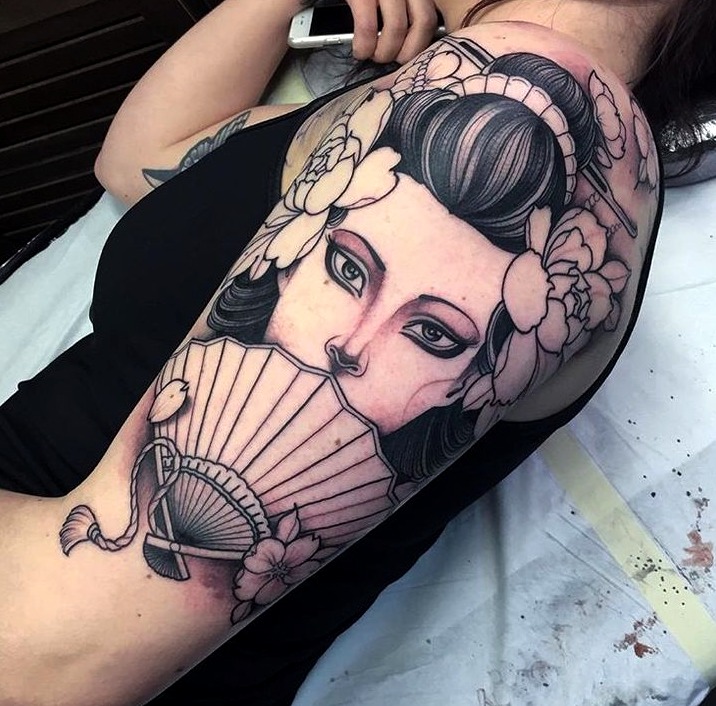 Tatuajes de geishas con abanicos