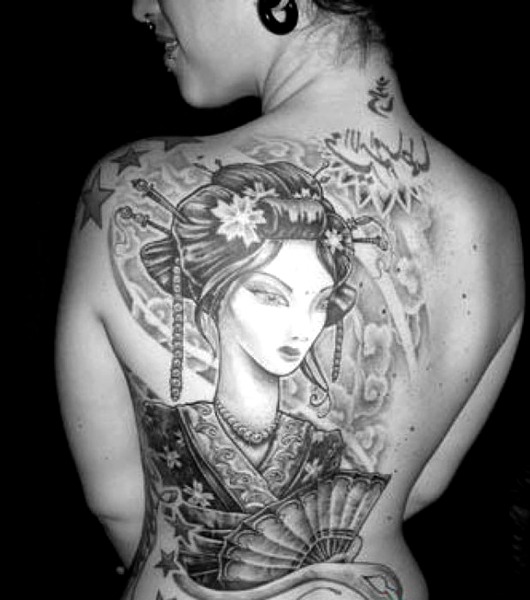Tatuajes de geishas con abanicos