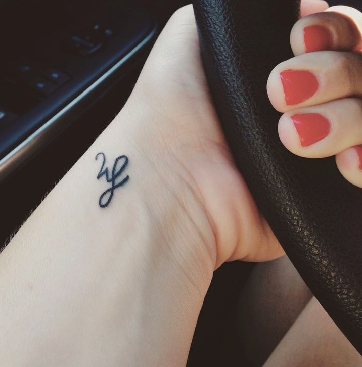 Tatuajes de iniciales en la muñeca