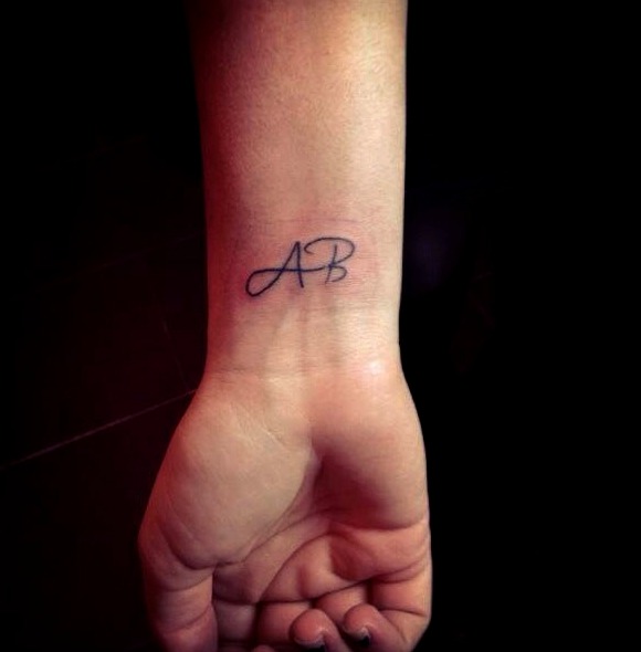 Tatuajes de iniciales en la muñeca