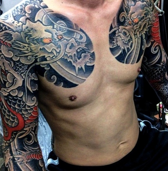 Tatuajes de pecho y brazo