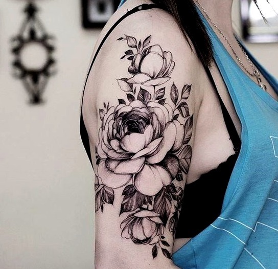 Tatuajes de rosas en el hombro