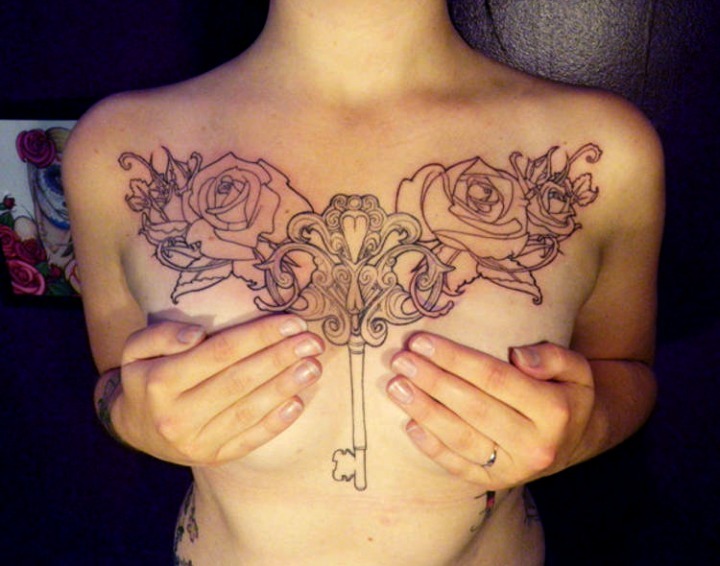 Tatuajes en el pecho para mujeres