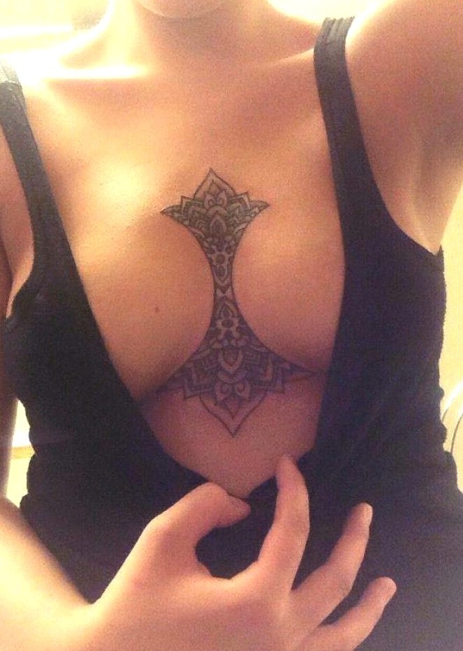 Tatuajes en el pecho para mujeres