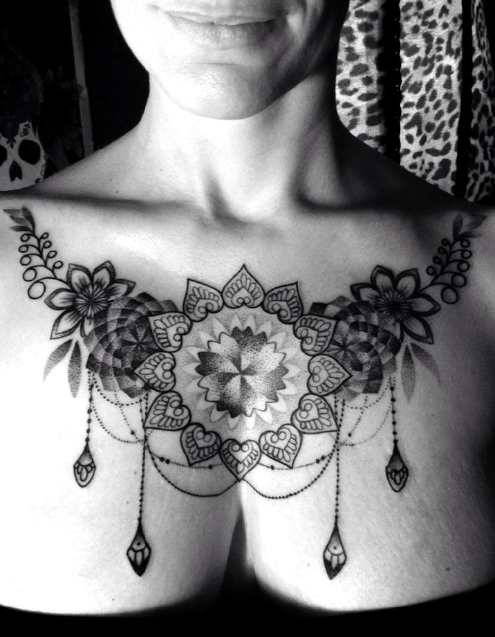 Tatuajes en el pecho para mujeres