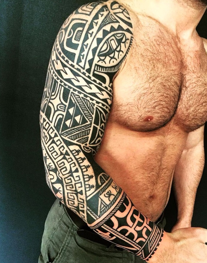Tatuajes maoríes en el brazo